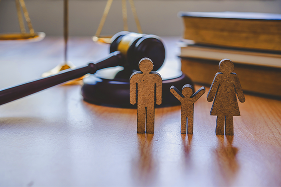 Símbolo da justiça com figuras de uma família